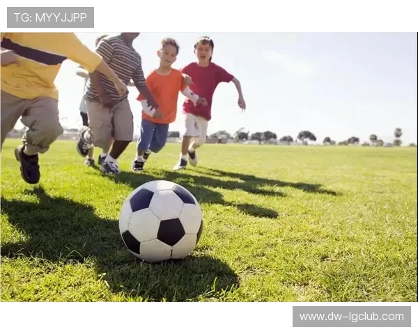 以足球元素解构方法探析现代体育文化传播与审美认知体系构建路径