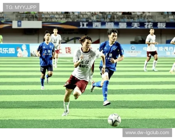 射洪中学足球队精彩对决展现团结拼搏精神 力克强敌勇夺冠军 射洪中学足球队精彩对决展现团结拼搏精神 力克强敌勇夺冠军